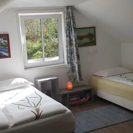 Family In Modern House Kwatera prywatna *