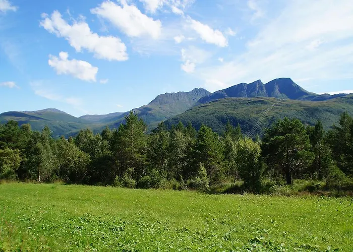 Family In Modern House Séjour chez l'habitant *