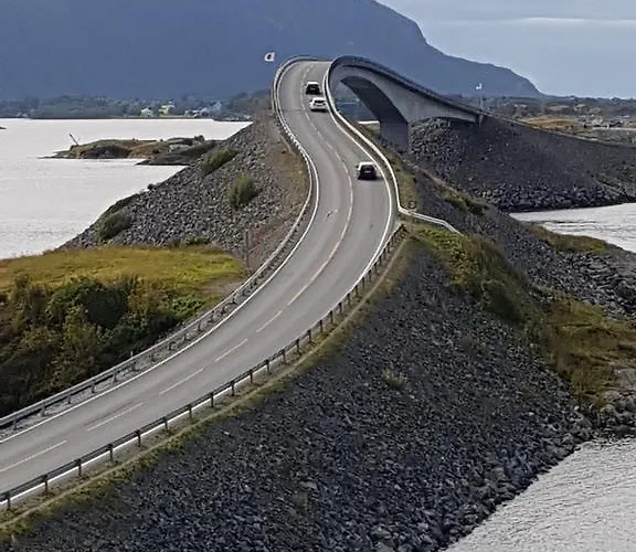Family In Modern House Séjour chez l'habitant Eide (More og Romsdal)