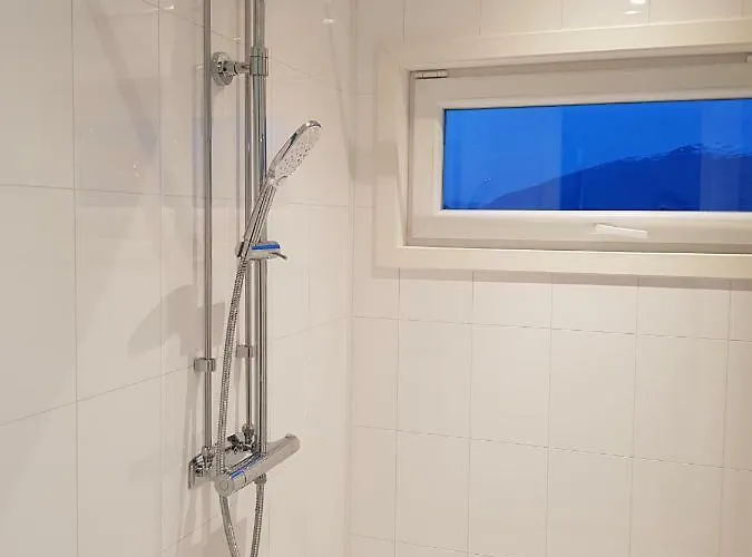 Family In Modern House Séjour chez l'habitant Eide (More og Romsdal)