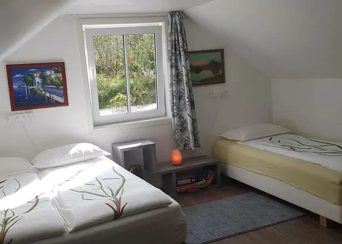 Family In Modern House Séjour chez l'habitant *